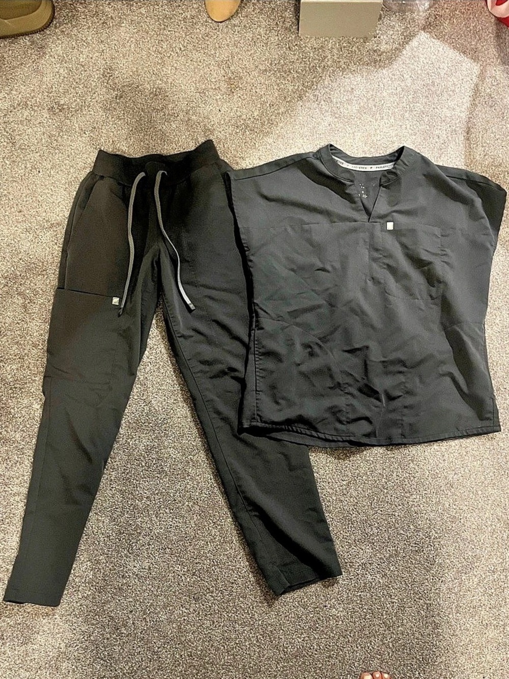 Fabletics Evolve Oversized Scrub Top & High Rise On-Call Jogger Set Onyx